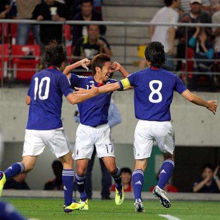 هيروشي كيوتاكي يحتفل بعد إحرازه الهدف الأول بمرمى الكويت