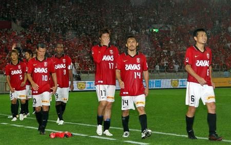 لاعبي فريق أوراوا ريد بعد خسارتهم الأخيرة أمام شيميزو بولسه