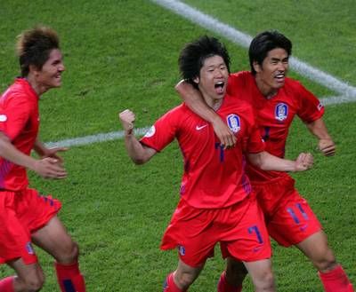 بارك جي سونغ يحتفل بهدفه