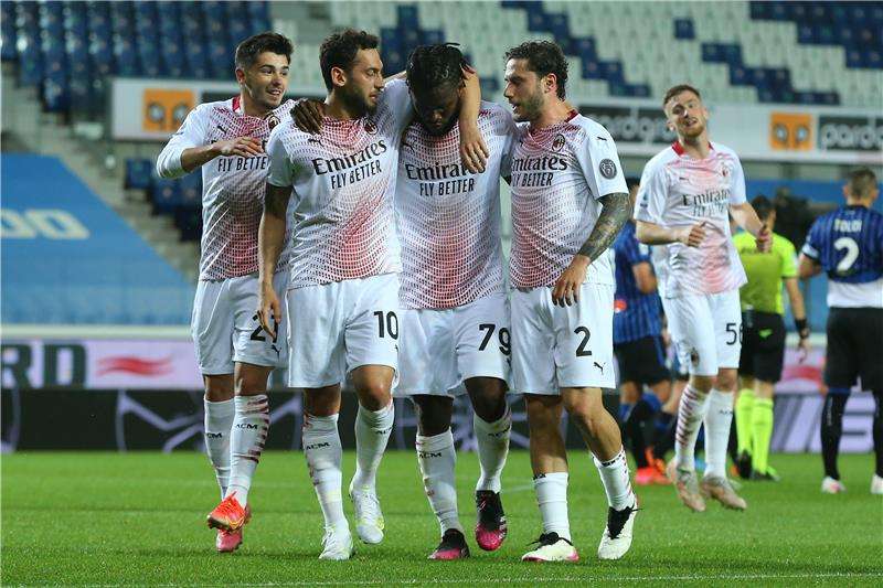 كيسي مع لاعبي ميلان