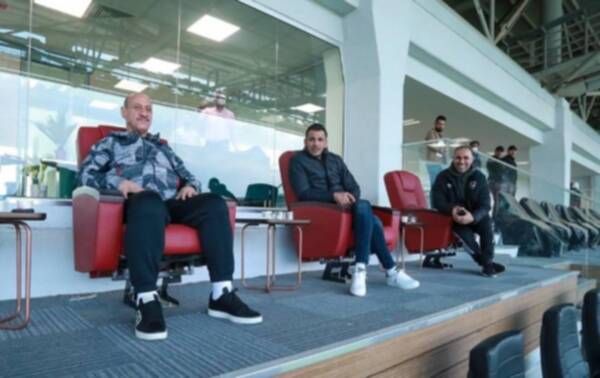 عدنان درجال (يسار)