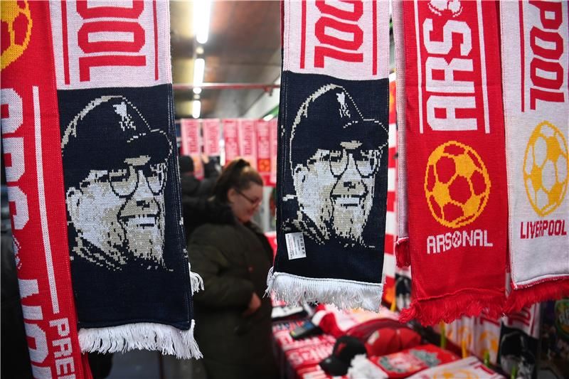 كلوب على أوشحة جماهير الليفر قبل مواجهة آرسنال