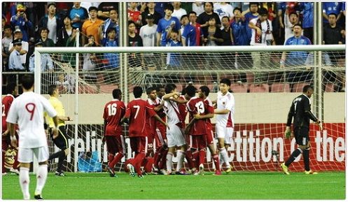 المشادات الكلامية بين لاعبي الصين وعمان بعد إلغاء هدف للصين من قبل الحكم ويليامز