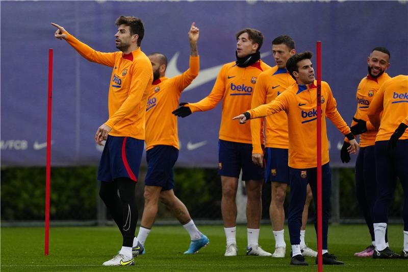 بيكيه من مران برشلونة 