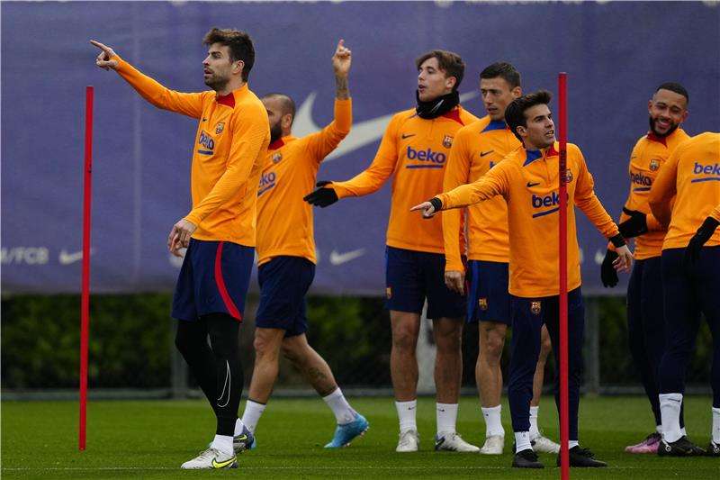 بيكيه من مران برشلونة 