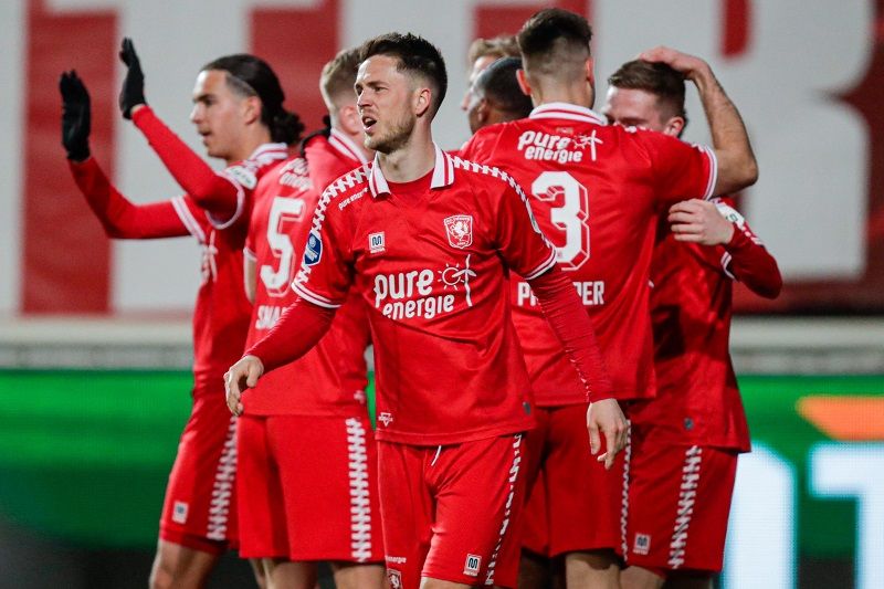 لاعبو تفينتي (نقلا عن حساب النادي علي تويتر)