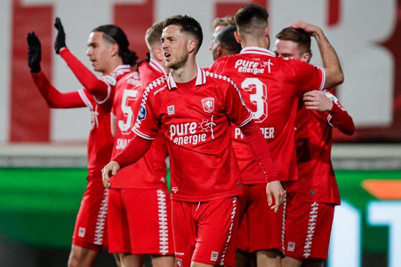 لاعبو تفينتي (نقلا عن حساب النادي علي تويتر)