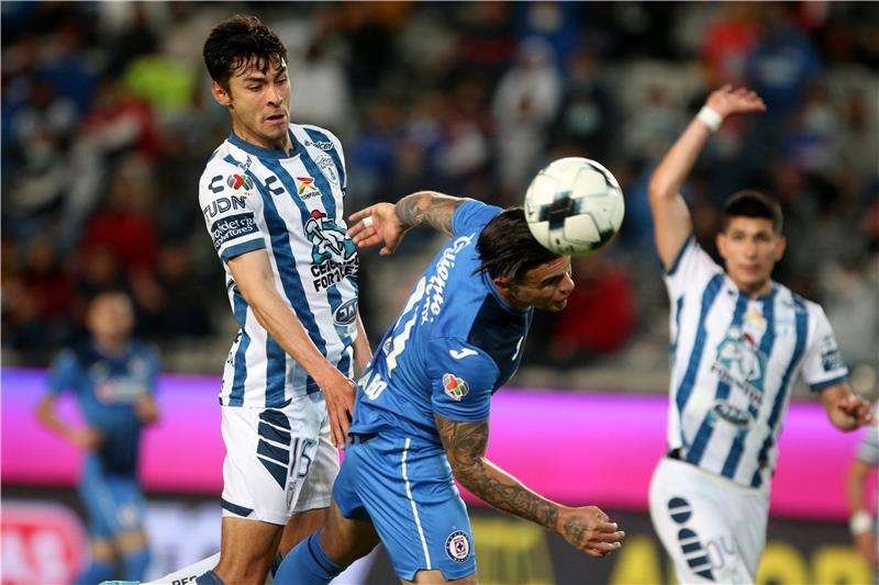 لقطة من مباراة باتشوكا مع كروز أزول