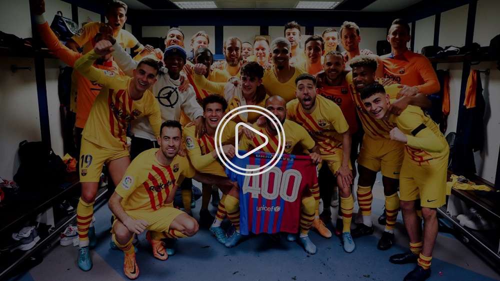 لاعبو برشلونة يحتفلون