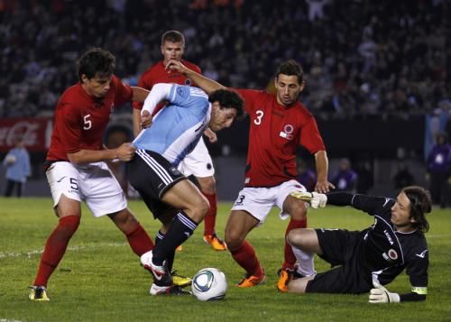 2011-06-202011-06-20t230931z_01_ast123_rtridsp_3_soccer-friendly_reuters