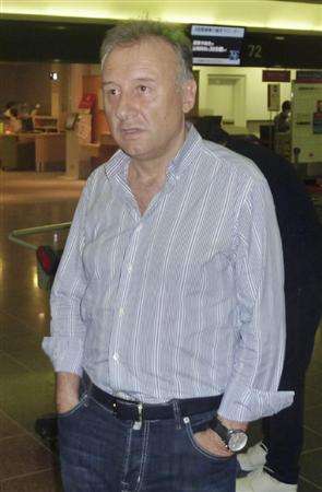 زاكيروني في مطار هانيدا قبل السفر إلى الكويت