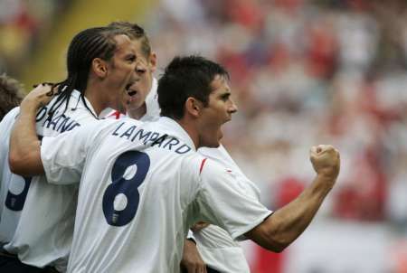 فرانك لامبارد ( 8 ) يشارك زملاؤه الفرحه 