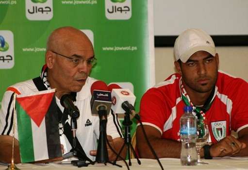 مدرب المنتخب الأولمبي الفلسطيني مختار التليلي و قائد الفريق مصطفى أبوكويك 