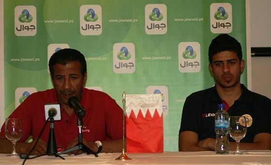 مدرب المنتخب البحريني الأولمبي سليمان الشريدة وقائد الفريق محمد عبدالعزيز  
