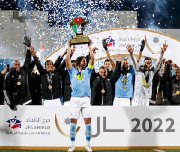 فريق الفيصلي متوجا بالدرع