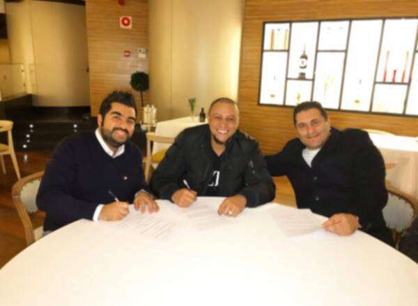 كارلوس مع مسؤولي المعسكر التدريبي