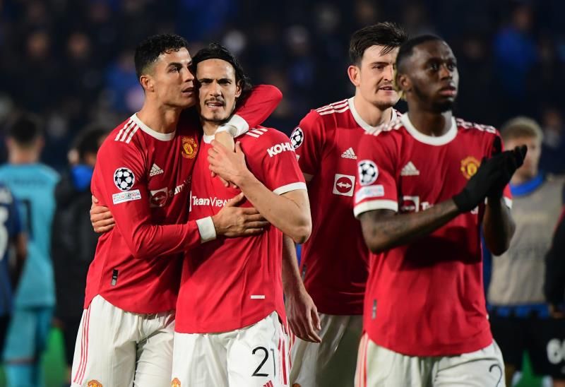 كافاني مع لاعبي مانشستر يونايتد