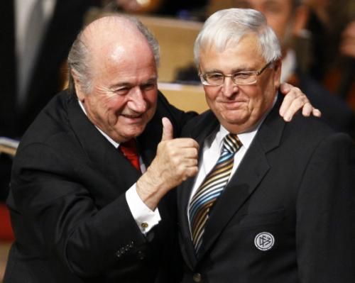 ثيو شفانستيجر رئيس الاتحاد الألماني مع بلاتر رئيس الفيفا