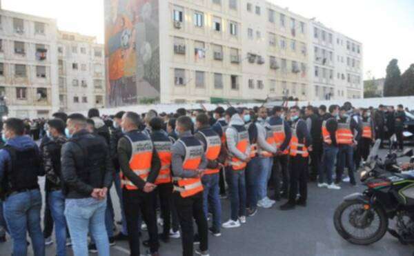 لقطة من الانتشار الأمني المكثف حول الملعب