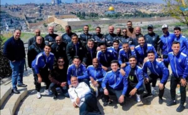 صورة تذكارية للفيصلي مع المسجد الأقصى