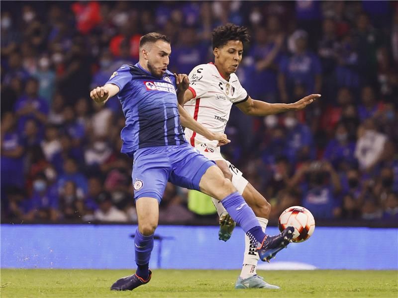 من مباراة كروز أزول و أطلس 