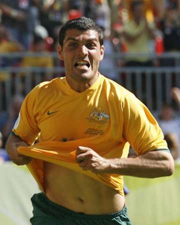 الويزي أثناء احتفاله بتسجيله هدفاً لبلاده أمام اليابان