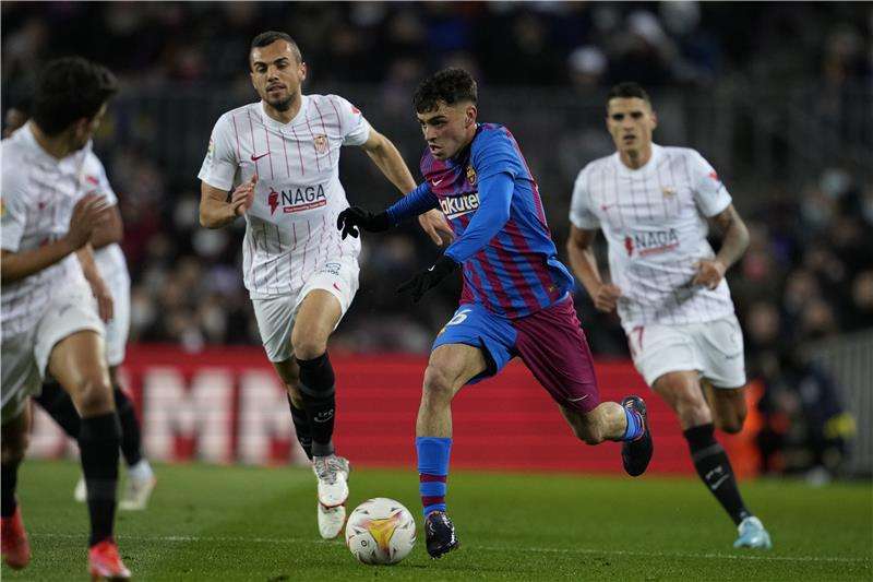 من مباراة برشلونة وإشبيلية