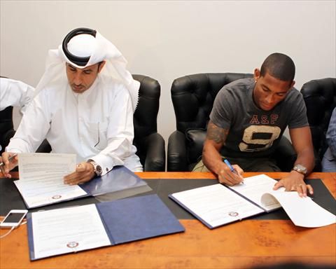 البرازيلي أدريانو لحظة توقيع العقد مع الجيش القطري