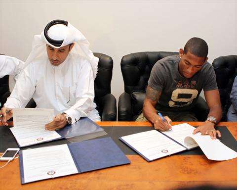 البرازيلي أدريانو لحظة توقيع العقد مع الجيش القطري