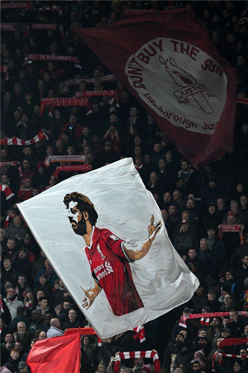 صورة صلاح على مدرجات ليفربول