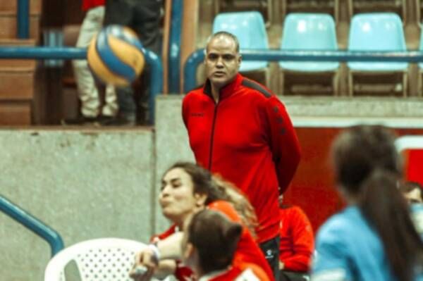 حمدي الصافي مدرب لاعبات الأهلي للطائرة