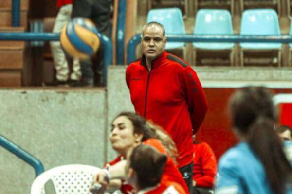 حمدي الصافي مدرب لاعبات الأهلي للطائرة