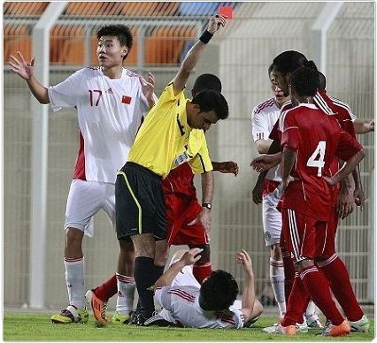 الحكم الإيراني محسن تركي يشهر البطاقة الحمراء في مباراة عمان والصين