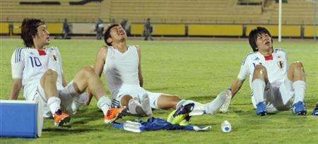 الإرهاق على وجوه لاعبي اليابان بعد نهاية مباراتهم أمام الكويت