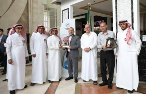 من تبادل الدروع التذكارية 