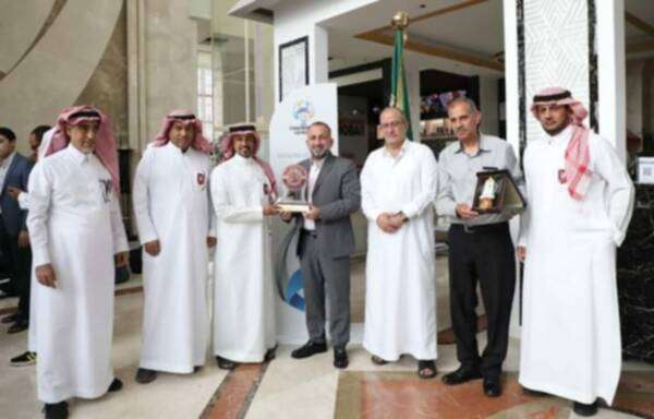 من تبادل الدروع التذكارية 