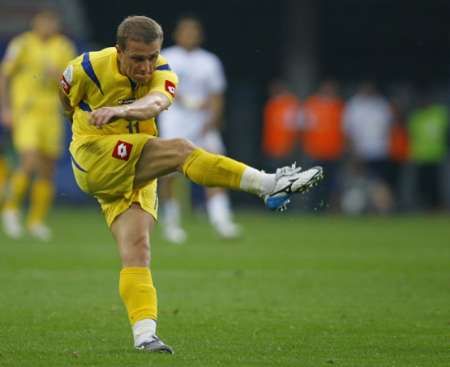 الأوكراني سيرجي ريبروف يسجل هدف أوكرانيا الثاني في مرمى المنتخب السعودي