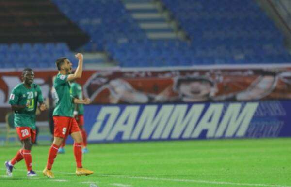 سمير محتفياً بهدف التعادل