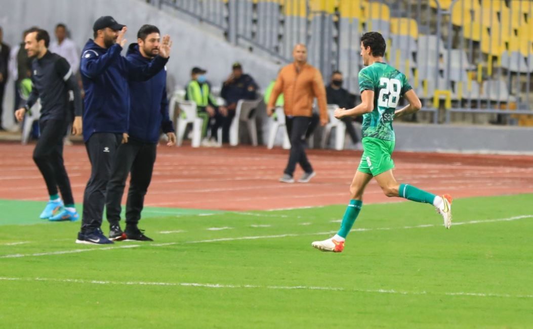 معين الشعباني يحتفل بهدف العيوني