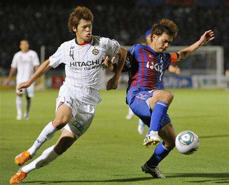 هيروكي ساكاي ( يسار ) في مباراة فريقه كاشيوا أمام فريق كوفو