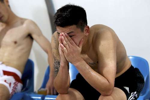 الحارس وانغ دالي في حالة حزن بعد خسارته أمام منتخب عمان الأولمبي في مسقط