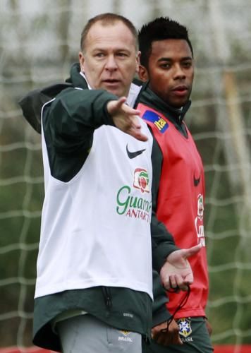 2011-06-252011-06-25t211710z_01_pw10_rtridsp_3_soccer-latam_reuters