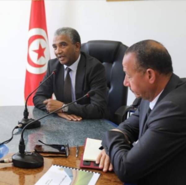 مراد حسين خلال اجتماعه بوزير الرياضة كمال دقيش 