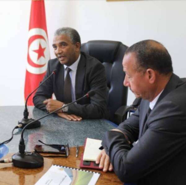 مراد حسين خلال اجتماعه بوزير الرياضة كمال دقيش