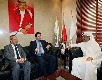 الشيخ سلمان بن ابراهيم ال خليفة لدى استقباله السفير الفرنسي