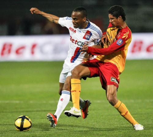 فاراني في صراع على الكرة مع برايند