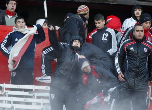 2011-06-262011-06-26t233421z_01_bas24_rtridsp_3_soccer-latam-argentina-playoff_reuters