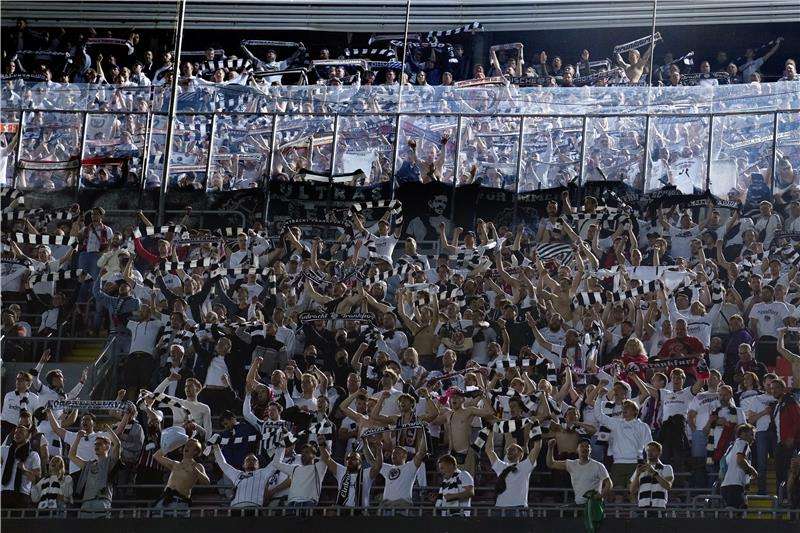 جماهير فرانكفورت في كامب نو