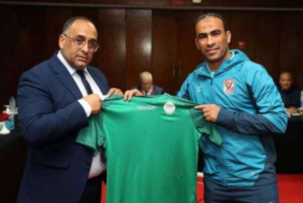 عبد الحفيظ يتسلم قميص الرجاء