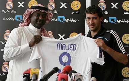 الأسباني راؤول مع ماجد عبدالله أثناء مراسم الاعتزال